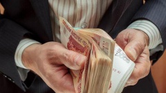Мужчина работал на шестерых работодателей, но зарплату получал только от одного. После увольнения он взыскал еще 6,3 млн рублей⁠⁠