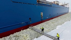 Зачем в огромных кораблях маленькая дверь у самой воды