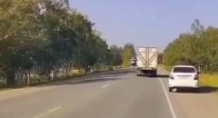 Процесс жесткой посадки вертолета Ми-8 на обочине дороги и его последствия, Сахалин.