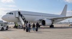 Правая дверь у самолета есть, но почему пассажиров туда не пускают